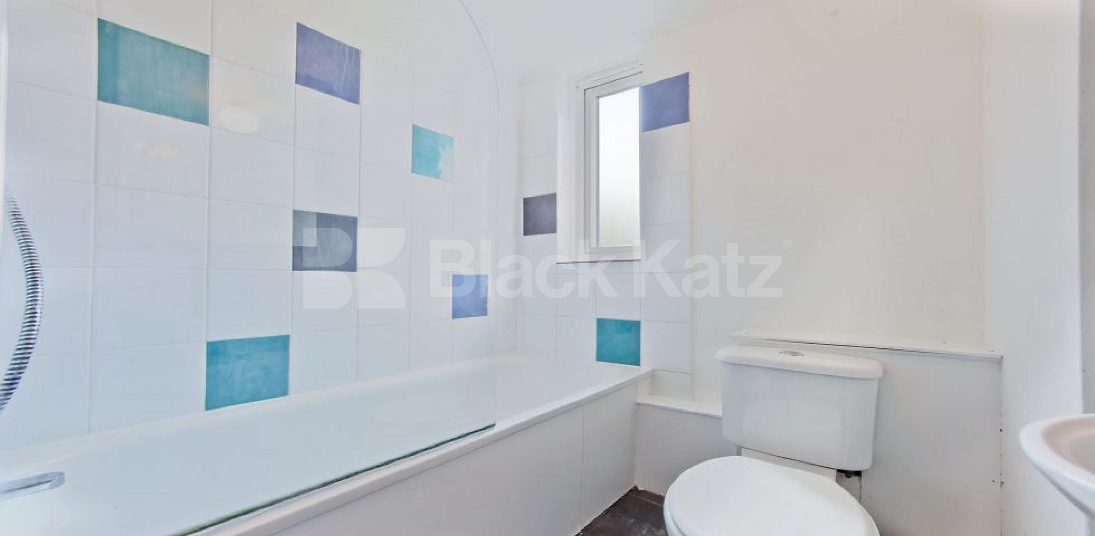 			UNDER OFFER , 4 Bedroom, 1 bath, 1 reception Apartment			 Amina Way, London Bridge/Bermondsey Borders